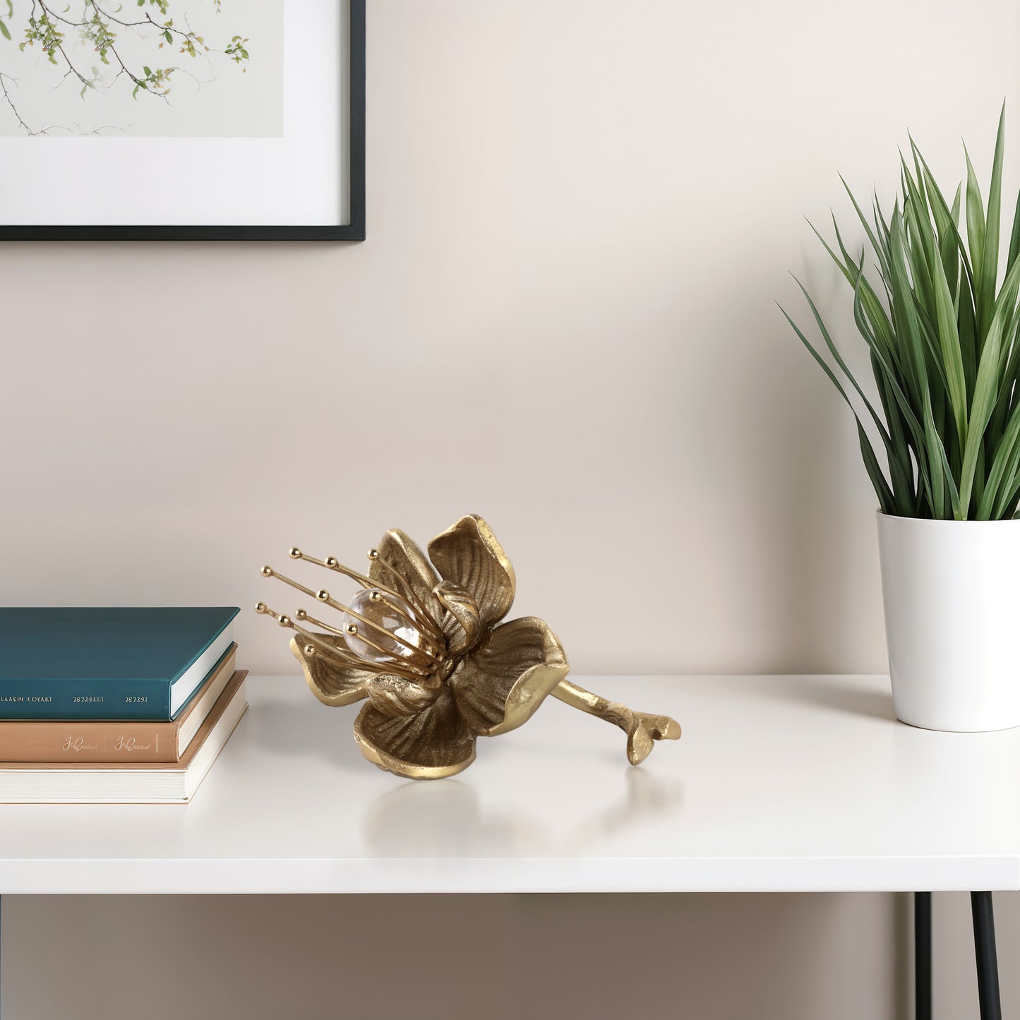 Modern Metal and Glass Decorative Object Elegant Aluminum and Acrylic Accent Piece with Intricate Design Stylish and Versatile Home Decor Accessory for Contemporary Spaces